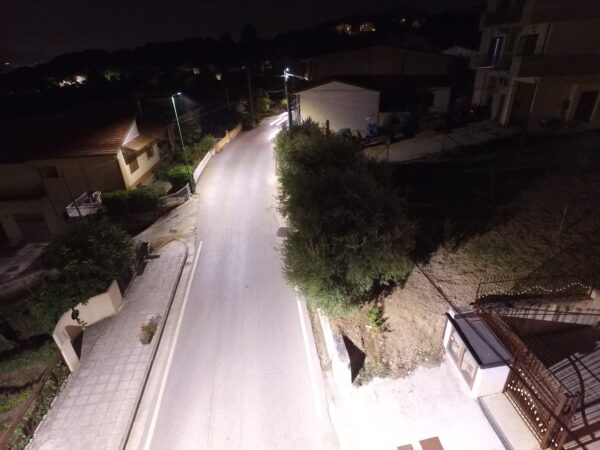 strada illuminata con armature stradali led ad alta efficienza luminosa